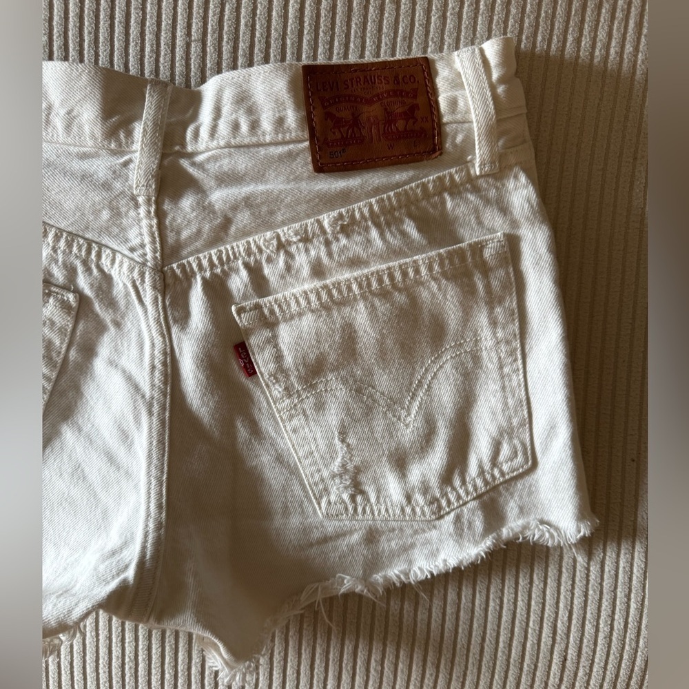 Levi’s 501 White Button Up Distressed White Denim Jean Summer Short Size 26 - Picture 6 of 6